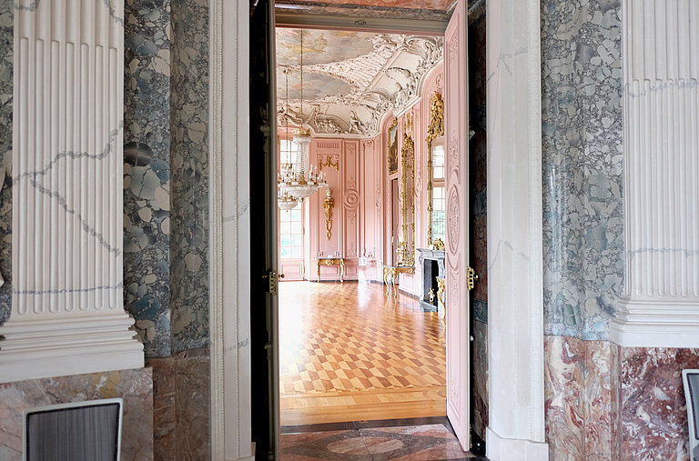 Blick vom Kuppelsaal in hellen rosafarbenen Gartensaal
