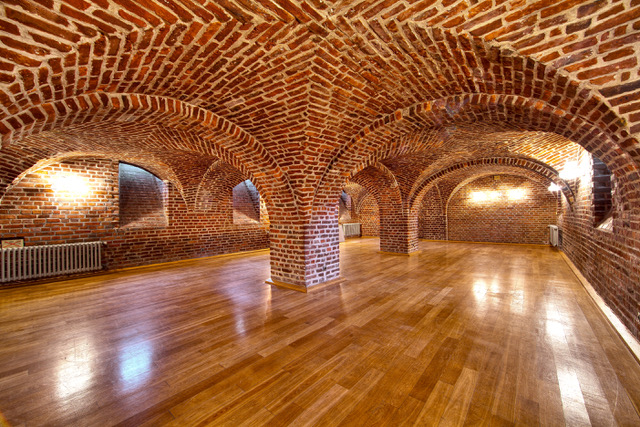 The vaulted cellar with walls and ceilings of red brick and vaulted ceiling