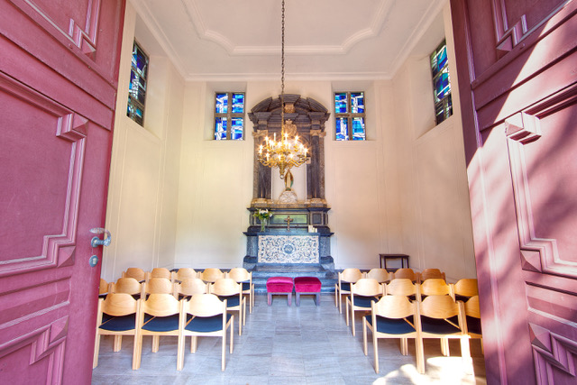 Blick in die Kappelle mit Bestuhlung und Altar
